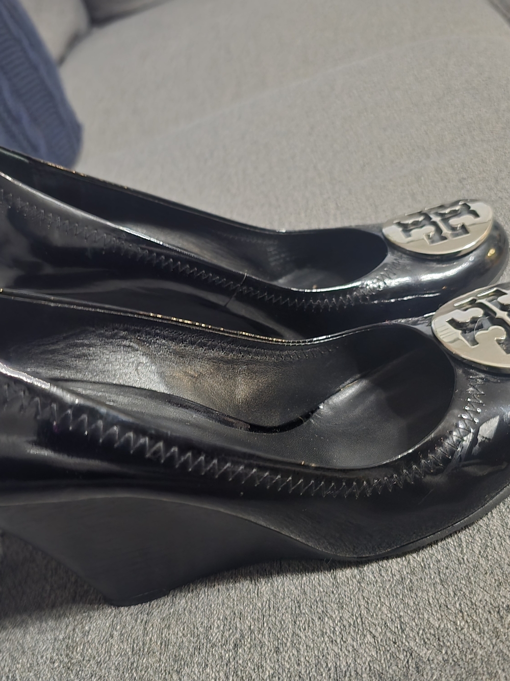 Tory Burch Black Patent Leather Logo Pumps - Picture 2 of 6